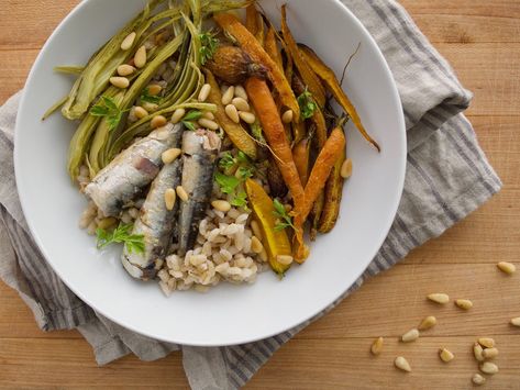 This comforting grain bowl from @Mallory.RDN is an easy way to pack a satisfying desk lunch or meal prep all the components for a simple weeknight dinner. This is also a great way to step into sardine territory if this sustainable yet delicious and nutritious fish is unfamiliar to you! Sardine Bowl, Desk Lunch, Sardine Recipes, Canned Seafood, Bowl Ideas, Grain Bowls, Roasted Fennel, Grain Bowl, Easy Weeknight Dinners