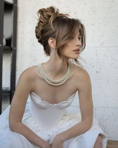 Hairstyles With Short Dress, Bridal Hair Inspo Updo, Wedding Hair Strapless Dress Updo, Updo Strapless Dress, Up Hair Do, Hairstyle For Strapless Dress, Elegant Bride Hairstyles, Updo Blonde Hair, Vintage Updo Hairstyles