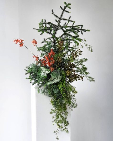 Christmas Wreath Modern, Hanging Christmas Floral Arrangements, Christmas Flowers Arrangements, Christmas Tree Floral Arrangement, Christmas Floral Arrangements In Tall Vases, Christmas Ikebana, Holiday Floral Installation, Christmas Floral Arrangements Tall Vase, Winter Texture