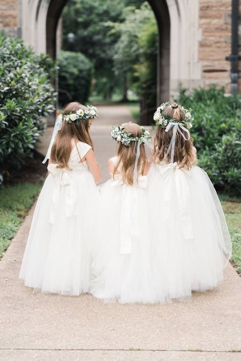 Wedding Photo Ideas Daughter, Flowergirl Wedding Pictures, Bride And Flower Girl Portrait, Wedding Photo Ideas Bride And Flowergirl, Flowergirl Bride Photos, Multiple Flower Girls Ideas, Flower Girl Photoshooting, Bride And Flowergirl Picture, Flower Girl Photoshooting Ideas