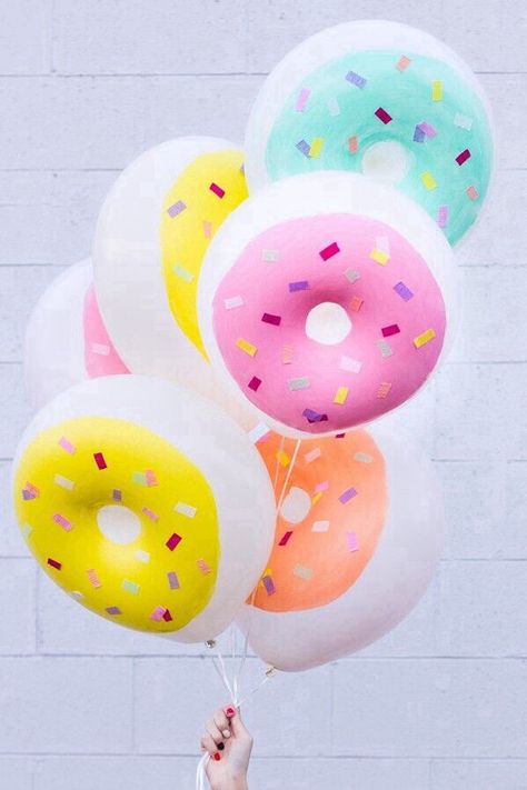 Donut Balloons, Diy Donut, Diy Donuts, Donut Birthday Parties, National Donut Day, Studio Diy, Donut Party, Balloon Diy, Cute Diys