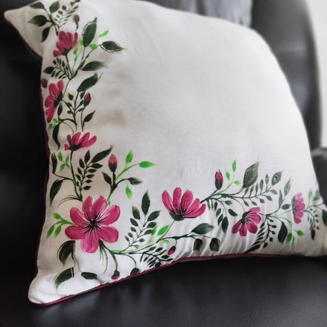 Learn this beautiful fabric painting design for free Hand Painted Cushion Covers, Painted Cushion Covers, Easy Fabric Painting, Diy Pillow Covers, Pillow Cover Design, Cover Pillow, Drawing Challenge, Diy Art Painting, Fabric Painting