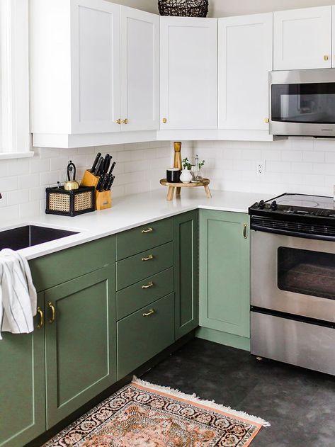 Choosing Green Kitchen Cabinets Is the Bold Decision to Make This Decade Kitchen With Green Cabinets, Teal Kitchen, Green Kitchen Cabinets, Classic Kitchen, Green Cabinets, Farmhouse Style Kitchen, Modern Farmhouse Kitchens, Green Kitchen, Decor Minimalist