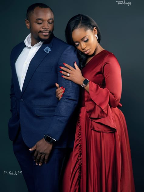 Engagement Photo Shoot Poses, Pre Wedding Photoshoot Outfit, Wedding Photoshoot Props, Pre Wedding Shoot Ideas, Engagement Pictures Poses, Wedding Photoshoot Poses, Pre Wedding Poses, Wedding Picture Poses, Pre Wedding Shoot