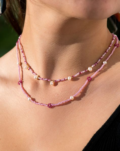 Pink beaded necklaces with pearls on model in sunlight Pulseras Kandi, Pink Bead Necklace, Homemade Necklaces, Layered Beaded Necklaces, Layered Pearl Necklace, Pink Pearl Necklace, Beaded Necklace Diy, Beaded Jewels, Daisy Necklace