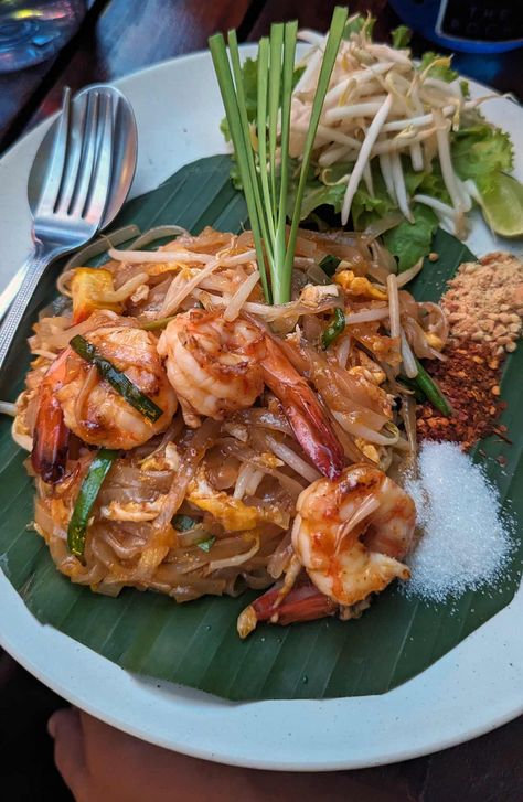 Best Thai Dishes | 21 Best Foods To Try In Thailand Thailand Breakfast, Thailand Dessert, Thai Lunch, Thailand Street Food, Traditional Thai Food, Street Food Thailand, Thai Food Menu, Traveling Destinations, Food Thailand