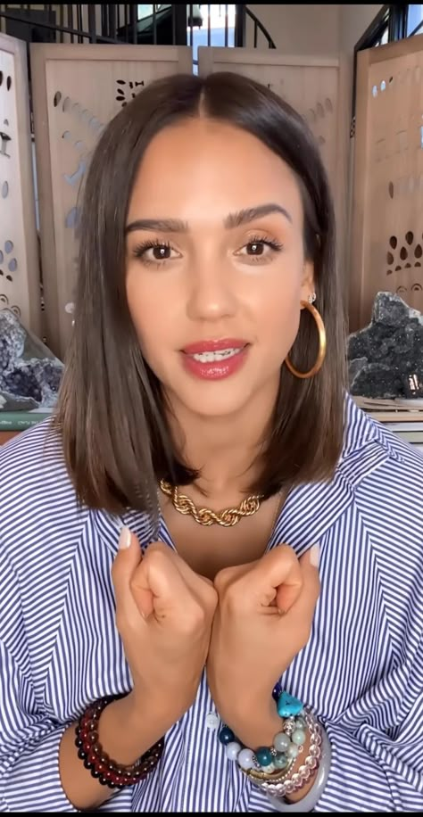 Jessica Alba Lob, Jessica Alba Short Hair, Jessica Alba Bob, Jessica Alba Hair Color, Bob 2023, Jessica Alba Outfit, Jessica Alba Hair, Perfect Face, Simple Hairstyles