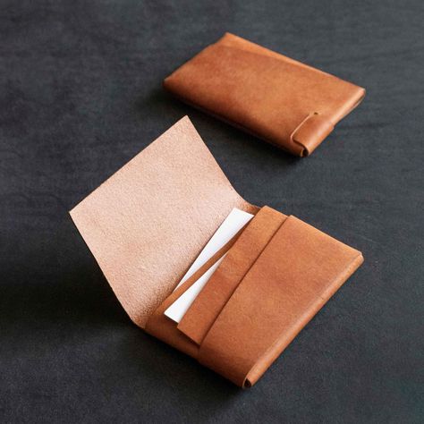 This leather card-holder is made just by folding a single piece of leather – no metal rivets, stitches, or glue - Yanko Design Diy Leather Wallet, Leather Wallet Design, Leather Business Card Holder, Diy Leather Projects, Simple Wallet, Origami And Kirigami, Yanko Design, Minimalist Wallet, Leather Wallets