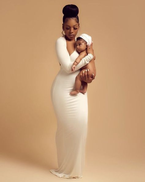 All White Maternity Shoot Black Couple, Mommy And Me Photo Shoot Black Women, Newborn Photo Shoot Ideas, Mommy Daughter Photography, Mommy Daughter Photoshoot, Maternity Shoot Outfit, Mommy Daughter Pictures, Cute Pregnancy Pictures, Mommy And Baby Pictures