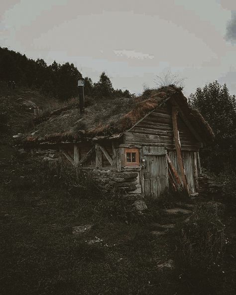 Survivalist House, Groundskeeper Aesthetic, Wither Aesthetic, Lapvona Aesthetic, House Of Hollow Aesthetic, 18th Century Aesthetic, Mid Evil, The Legend Of Sleepy Hollow, Adventure Aesthetic