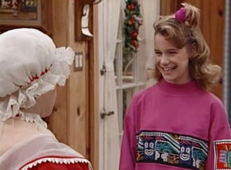 Kimmy Gibbler, Dj Costume, 80s Hairstyles, Dj Tanner, 90s Halloween Costumes, 90s Pop Culture, Easy Diy Costumes, 90s Costume, Oversize Sweatshirt