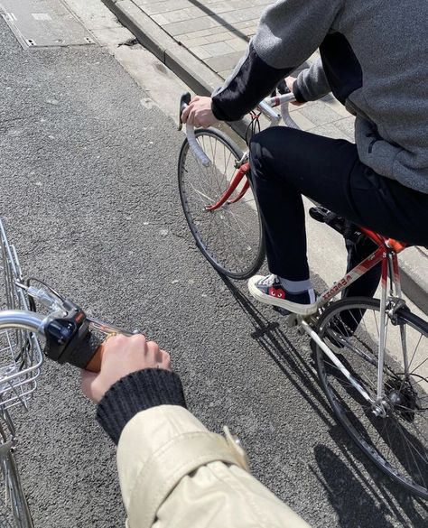 Aesthetic Bike Ride, Couple Faceless, Bicycle Aesthetic, Arrow Tattoos For Women, Aesthetic Bike, Alice Kellen, Blue Smile, Wonderful Friend, Bike Aesthetic