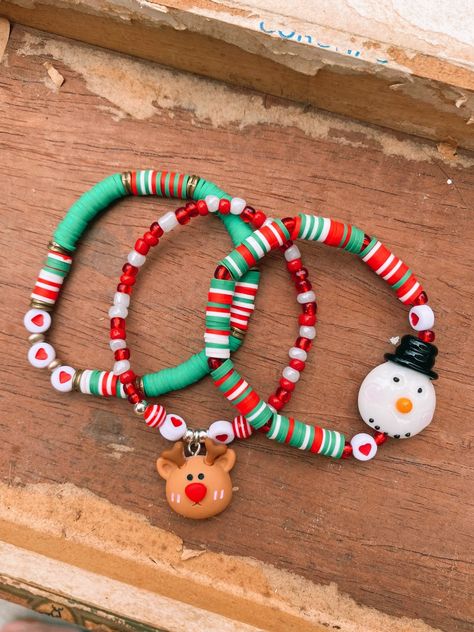 Adorable snowman holiday styled bracelet ❤️ This Christmas themed bracelet is made with red, green, and white 6mm heishi beads, acrylic red heart beads, red seed beads & a ceramic snowman charm  What a better way to spread some cheer? This bracelet is a wonderful accessory for the holidays! ✨ stack it with other jewelry or wear it alone! Gift it to someone special or rock it yourself 💞 (You will receive one snowman bracelet. Not identical to bracelet shown in pic but very similar!) Holiday Themed Bracelets, Polymer Clay Christmas Bracelet, Christmas Heishi Bracelet, Clay Bead Bracelet Ideas Christmas, Christmas Accessories Jewelry, Christmas Clay Bead Bracelets, Christmas Bracelet Ideas, Winter Bracelets, Winter Bracelet