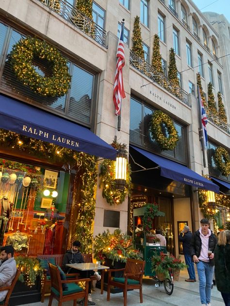 Bond Street Aesthetic, Upper East Side Christmas, New York Christmas Shopping, Nee York Christmas Aesthetic, Broadway Christmas, Christmas Time New York City, Big City Christmas Aesthetic, Christmas In New York City Aesthetic, Nyc During Christmas Aesthetic