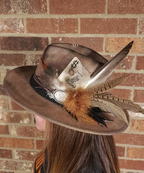 Cowboy Hats With Feathers, Western Hat Band Ideas, Handmade Cowboy Hats, Customized Western Hats, Decorative Cowboy Hats, How To Decorate Cowboy Hats, Decorated Fedora Hats, Custom Cowboy Hats Handmade, Decorating Hats Ideas