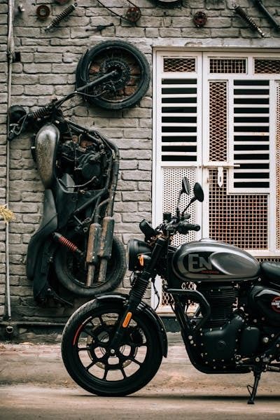 nter 350 Best Black Wallpaper Iphone, Best Black Wallpaper, Black Wallpaper Iphone Aesthetic, Royal Enfield Hunter 350, Hunter 350, Enfield Bike, Black Building, Wallpaper Iphone Aesthetic, Traditional Beauty