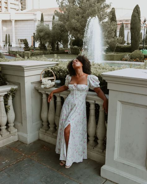 Palace Photoshoot Ideas, Bridgerton Inspired Photoshoot, Zara Umrigar, Palace Photoshoot, Miami Photo Ideas, Meadow Photoshoot, Cottage Core Photoshoot, Corset Photoshoot, Sunset Photoshoot Ideas