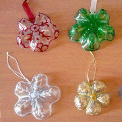 Upcycle Ornaments, Plastic Bottle Christmas Tree, Recycled Ornaments, Bottle Ornaments, Water Bottle Crafts, Recycled Christmas, Reuse Plastic Bottles, Snowflake Craft, Christmas World