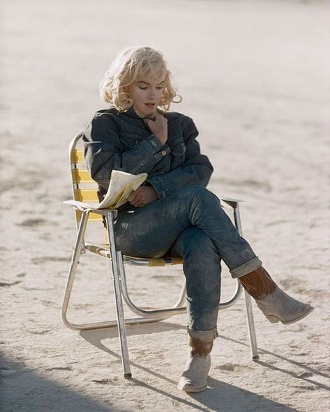 Marilyn Monroe on set of The Misfits in Dayton, Nevada (1960). Photo by Eve Arnold. Due to Marilyn's reputation for lateness, director John… Billy Kidd, Japan Jeans, Marilyn Monroe Fashion, Canadian Tuxedo, The Misfits, Joe Dimaggio, Clark Gable, Marilyn Monroe Photos, Dean Martin