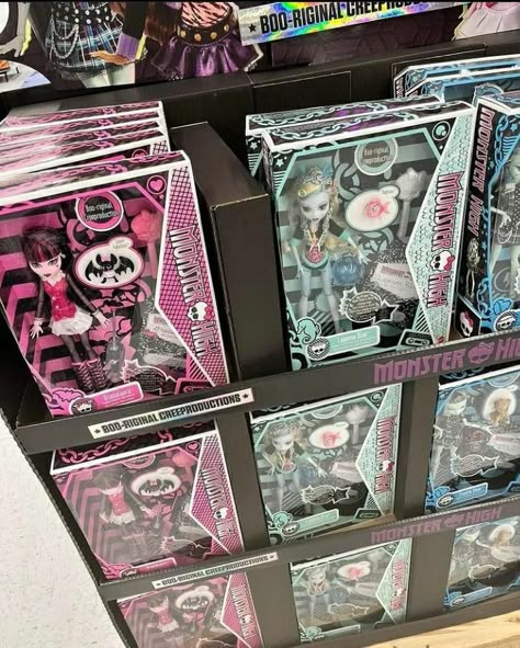 Monster High 2000s, Monster High Dolls Collection, Monster High Dolls Aesthetic, 2000s Dolls, Scene Core Wallpaper, All Monster High Dolls, Monster High Collection, New Monster High Dolls, Monster High Toys