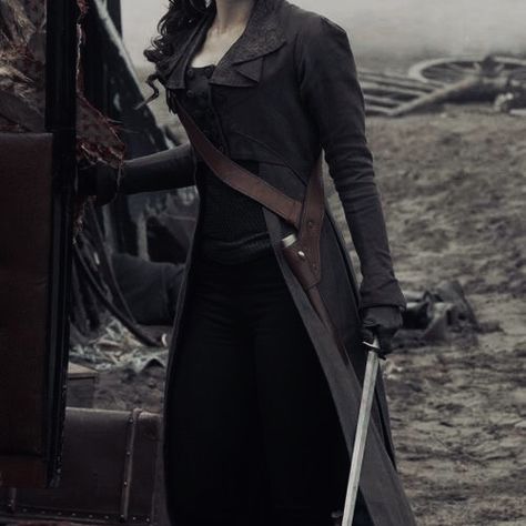 Pirate Aesthetic, Elizabeth Swann, A Darker Shade Of Magic, Pirate Queen, Pirate Woman, Fantasy Story, Sophie Turner, Fantasy Aesthetic, Dark Shades