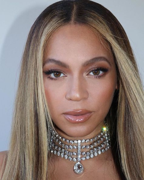 BEYONCÉ • 👑KING BEY🐝’s Instagram profile post: “Bey’s full look while accepting the Humanitarian Award @ The BET Awards Sunday night. . #Beyoncé • #BeyHive” Beyonce Coachella Makeup, Beyoncé On Stage, Beyonce Makeup, Beyoncé Wallpaper, Strapless Organza, Beyonce Hair, Beyonce Photos, Queen Bee Beyonce, Beyonce Style