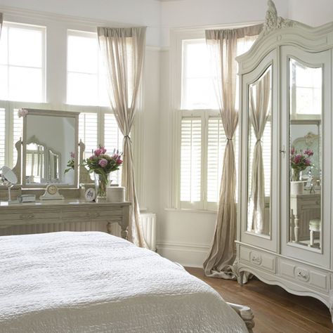 French Provincial Interior Design, Vintage Shabby Chic Bedroom, Queen Bedroom Furniture, Bedroom Sets Furniture Queen, Cream Bedroom Furniture, Romantic Bedrooms, Cream Bedrooms, Styl Shabby Chic, Sleeping Room