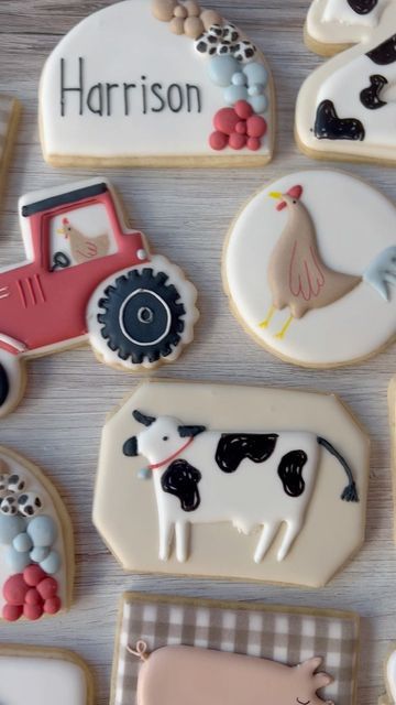 Farm Cookies Decorated, Farm Birthday Cookies, Cow Cookies Decorated, Barnyard Cookies, Farm Animal Cookies, Tractor Cookies, Barn Birthday Party, Barnyard Cake, Meri Meri Party