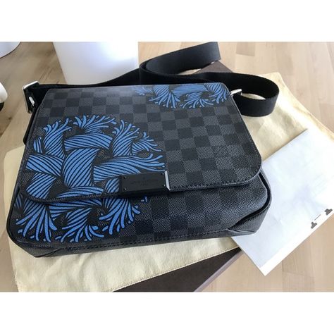 Louis Vuitton Uk, Louis Vuitton Mens Bag, Sling Bag Men, Mens Bag, Sac Louis Vuitton, Best Designer Bags, Louis Vuitton Crossbody, Hairstyles Curly, Trending Handbag