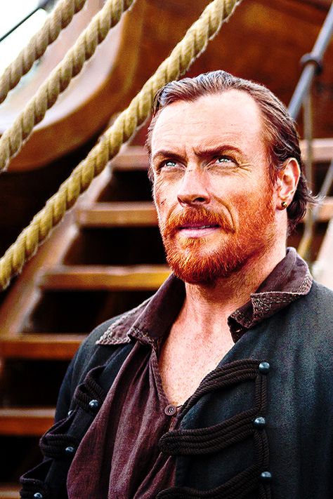 Toby Stephens stars as Captain James Flint in Black Sails (STARZ 2014-17) Flint Black Sails, Black Sails Starz, Charles Vane, Billy Bones, Captain Flint, Toby Stephens, Walking The Plank, Sea Captain, Maggie Smith