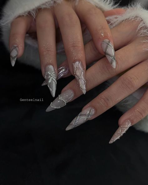 Frosting winter 📍We’re located in Bloor West Village near Jane and Runnymede station 🚉 . . #GENTEELnailsalon #downtowntoronto #higparknails #Torontonailsalon #frenchtip #nails #halloweennails #nailart #nailsonfleek #gel #nailsr2inspire #birthdaynails #acrylicnails #freehandnailart #characterart #butterflynail #y2k #crystalnail #summernail #diamondnail #valentinenails #cateyenails #3dgel #chromenail #christmasnail Grunge Winter Nails, Y2k Winter Nails, Y2k Christmas Nails, Almond Winter Nails, Makeup New Year, Frosted Nails, Nail Set Ideas, Mail Inspo, Y2k Christmas