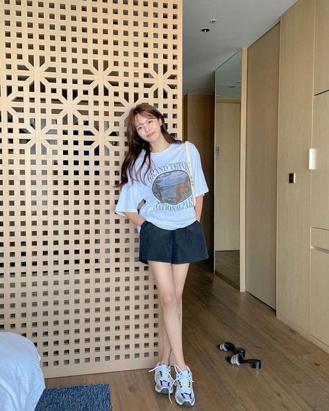 Ootd Rumahan, Outfit Celana Pendek, Uniqlo Women Outfit, Ootd Korean Style, Non Hijab, Outfit Korean Style, Korean Outfit Street Styles, Pajama Outfits, Korean Casual Outfits