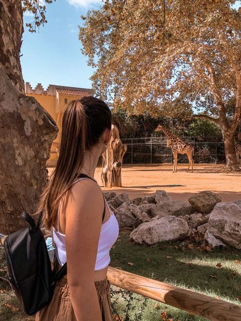 Pictures At The Zoo Ideas, Zoo Park Aesthetic, Zoo Photography Ideas, Zoo Pics Ideas, Aesthetic Zoo Pictures, Zoo Pose Ideas, Zoo Instagram Pictures, Zoo Aesthetic Outfit, Zoo Aesthetic With Friends