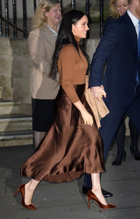 Meghan Markle in a tan coat, brown midi skirt and velvet Jimmy Choo pumps at Canada House in London. #meghanmarkle #duchessmeghan #duchessofsussex #jimmychoo #celebritystyle Velvet Skirt Outfit, All Brown Outfit, Brown Skirt Outfit, Satin Dress Outfit, Brown Midi Skirt, Meghan Markle Outfits, Satin Skirt Outfit, Canada House, Jimmy Choo Pumps