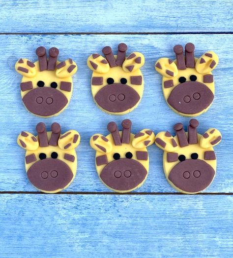 Looking to make your own cupcakes stand out and have the WOWfactor. PandiBakes brings you these super cute giraffe head edible toppers. My toppers are made from hand and bespoke. I can personalise the toppers to suit you i,e, colours, so please do let me know once you purchase this set. You Jungle Party Food, Minion Cupcake, Giraffe Cupcakes, Giraffe Birthday Parties, Cupcake Wrappers Printable, Safari Cupcakes, Tiger Cake, Giraffe Party, Theme Cupcakes