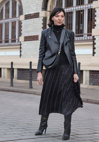 czarne stylizacje damskie Total Black Look, Winter Basics, Black Look, Total Black, Parka, Lookbook, Fashion Outfits, Black