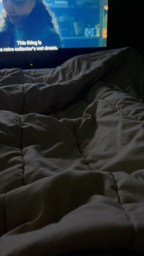 Couple Watching Tv In Bed Aesthetic, Watching Movie On Laptop Night, Couple Watching Movie In Bed Aesthetic, Watching Tv In Bed Aesthetic, Couples Watching Movies In Bed, Night Selfie In Bed, Video Of A Room, Aesthetic Good Night Snaps, Snaps In Bed