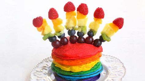 How could you not have a good day when you start off with these beautiful double rainbow pancakes with rainbow fruit skewers. Fruit Kebab, Pancake Ideas, Rainbow Fruit Skewers, Rainbow Pancakes, The Girl Who Ate Everything, Fruit Kebabs, Fresh Fruit Recipes, Quick Dishes, Fruit Kabobs