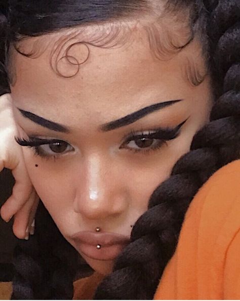 Female Face Peircings, Female Facial Piercings, Desreii Instagram, Medusa Piercing Scar, Aesthetic Piercings Face, Medusa Piercing Aesthetic, Madusa Piercing, Face Piercings Aesthetic, Jestrum Piercing