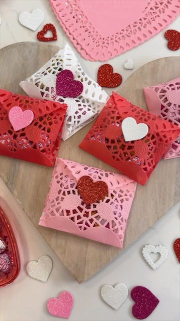 Valentine’s Day Treat Ideas For School, Valentine Favors Ideas, Valentine’s Day Crafts For Kids School, Small Diy Valentines Gifts, Diy Crafts Valentines Day, Valentines Gift Ideas Diy, Valentines Diy Crafts, Valentine Crafts Diy, Valentines Day Card For Kids