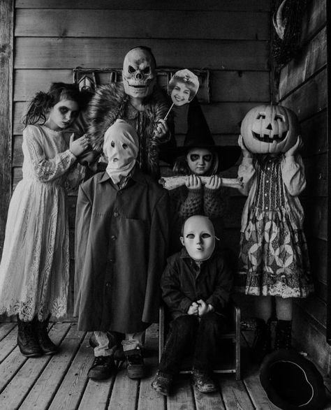 Leah O’Connell Design (@leahoconnelldesign) • Instagram photos and videos Creepy Old Photos, 1920s Halloween, Creepy Halloween Costumes, Vintage Halloween Photos, Creepy Kids, Vintage Ghost, Creepy Vintage, Creepy Photos, Vintage Halloween Costume