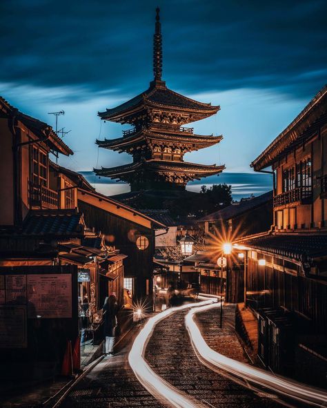 A street in Kyoto Japan at night http://ift.tt/2j4MGKq Kyoto Aesthetic, Background Studies, Japan Places, Kyoto Temple, Environment References, City Aesthetics, Japan Travel Destinations, Beautiful Places In Japan, Japan Temple