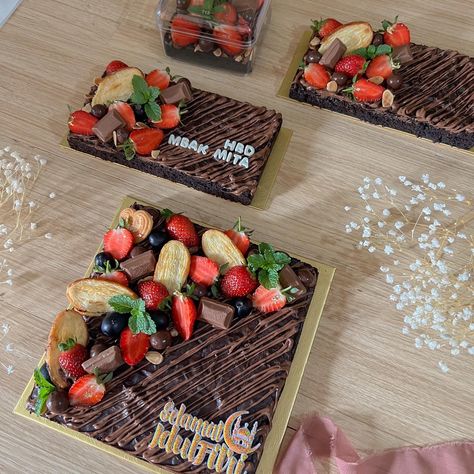 Brownie Slab Decoration, Brownie Decorating Ideas Birthday, Brownies Potong, Brownies Hias, Brownies Ultah, Brownie Decoration, Brownie Slab, Decorated Brownies, Birthday Cake Brownies