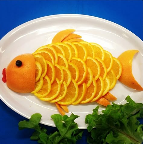 Fruity fish food Fruit Sea Animals, Fish Shaped Food, Fruit Platter Designs, Amazing Food Decoration, Creative Snacks, Food Art For Kids, Amazing Food Art, Food Sculpture, Easy Food Art