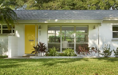 Moris Moreno Midcentury Modern House Exterior, 70s House Exterior, Mid Century Beach House, Florida Style Homes, Florida Beach Homes, Beach Houses Architecture, Mid Century Modern Exterior, Mid Century Exterior, Beach House Exterior