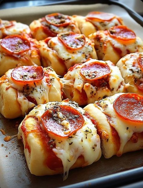 Easy Family Recipes | "My mom made this when I was growing up in the 70's in Alabama | Facebook Aesthetic Dinner Food, Breakfast Ideas Easy Quick, Kids Meal Ideas, Pepperoni Pizza Bread, Comidas Aesthetic, Breakfast Ideas Easy, Pizza Pepperoni, Pizza Dinner, Bread Pan