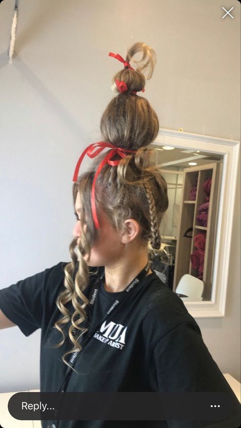 Cindy Loo Who Makeup, Santa Hat Hairstyles, Wacky Christmas Hair, Cindy Loo Who Hair, Christmas Hair Crazy, Crazy Hair Day At School For Girls Easy Christmas, Holiday Hairstyles Christmas, Whoville Hairstyles Easy, Crazy Christmas Hairstyles