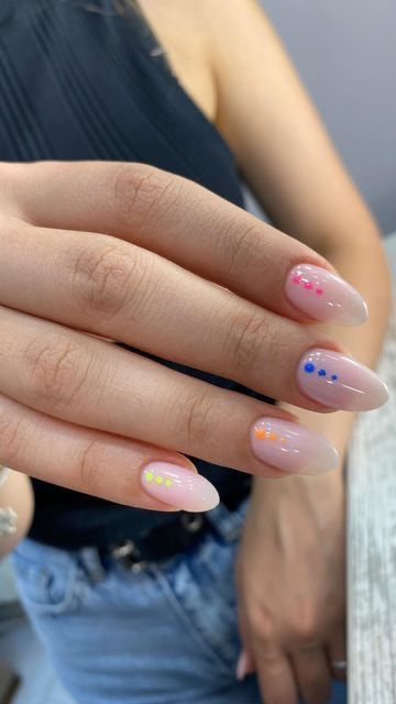 Cute Easy Back To School Nails, Cute Nail Inspo For School, Easy Short Almond Nail Designs, Nails Back To School 2024, Nails Not French Tip, Easy Nail Inspo Summer, Colorful Dot Nails, Easy Short Almond Nails, Back To School Nails For Teens 2024