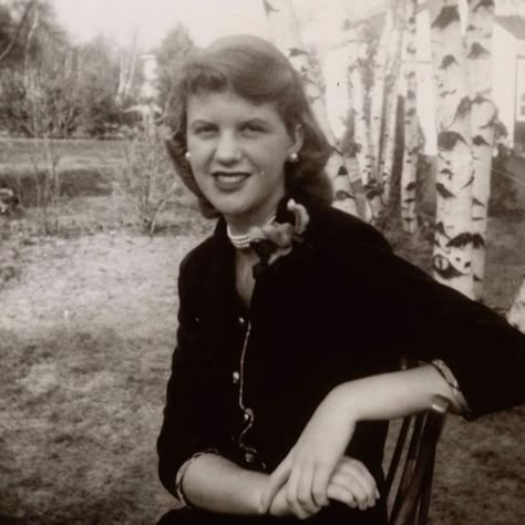 Sylvia Plath Poetess Aesthetic, Writing Icon, Poetry Journal, In The Pale Moonlight, Parker Pen, Anais Nin, The Bell Jar, Sylvia Plath, Girls Rules