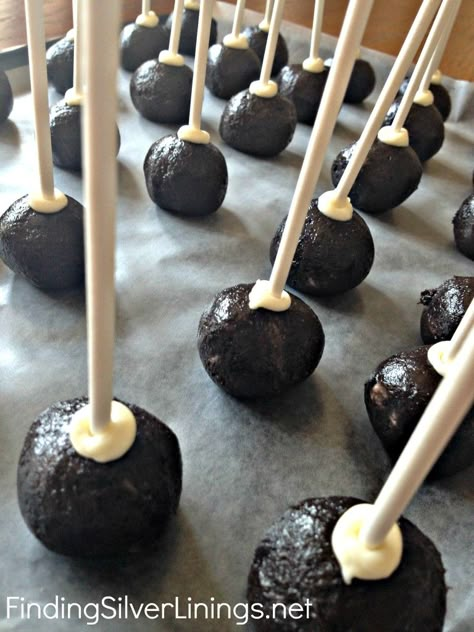 No-Bake Oreo Cake Pops --> I learned how to make these in YW, and they are *divine*... Truffle Pops, Baby Shower Kuchen, No Bake Oreo Cake, Oreo Cookie Truffles, Oreo Cake Pops, Make Cake Pops, Cake Ball, Pop Ideas, Cake Pop Recipe